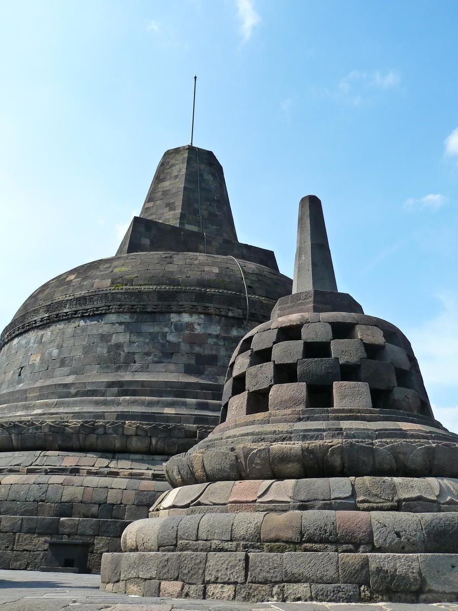 Боробудур - самая большая буддистская ступа в мире