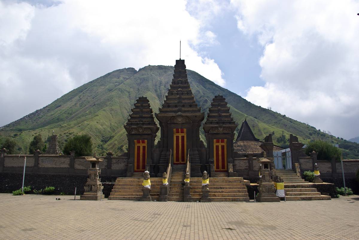 Индуистский храм около вулкана Бромо