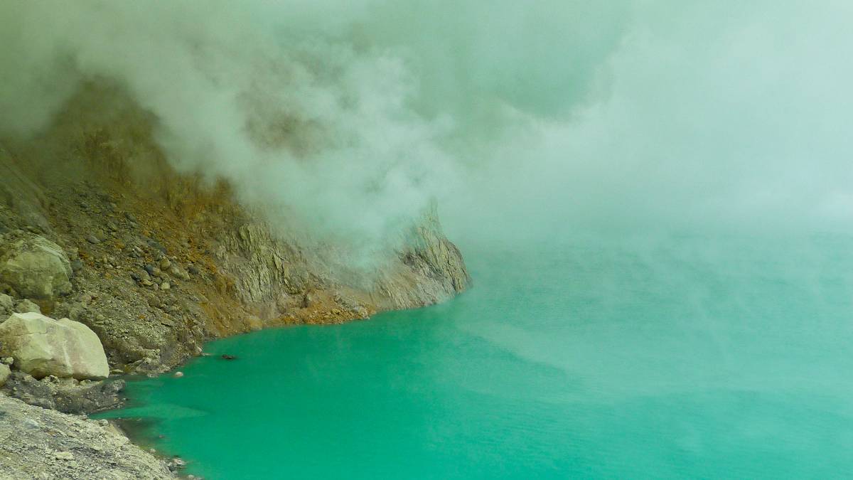 Кислотное озеро на дне кратера вулкана Иджен