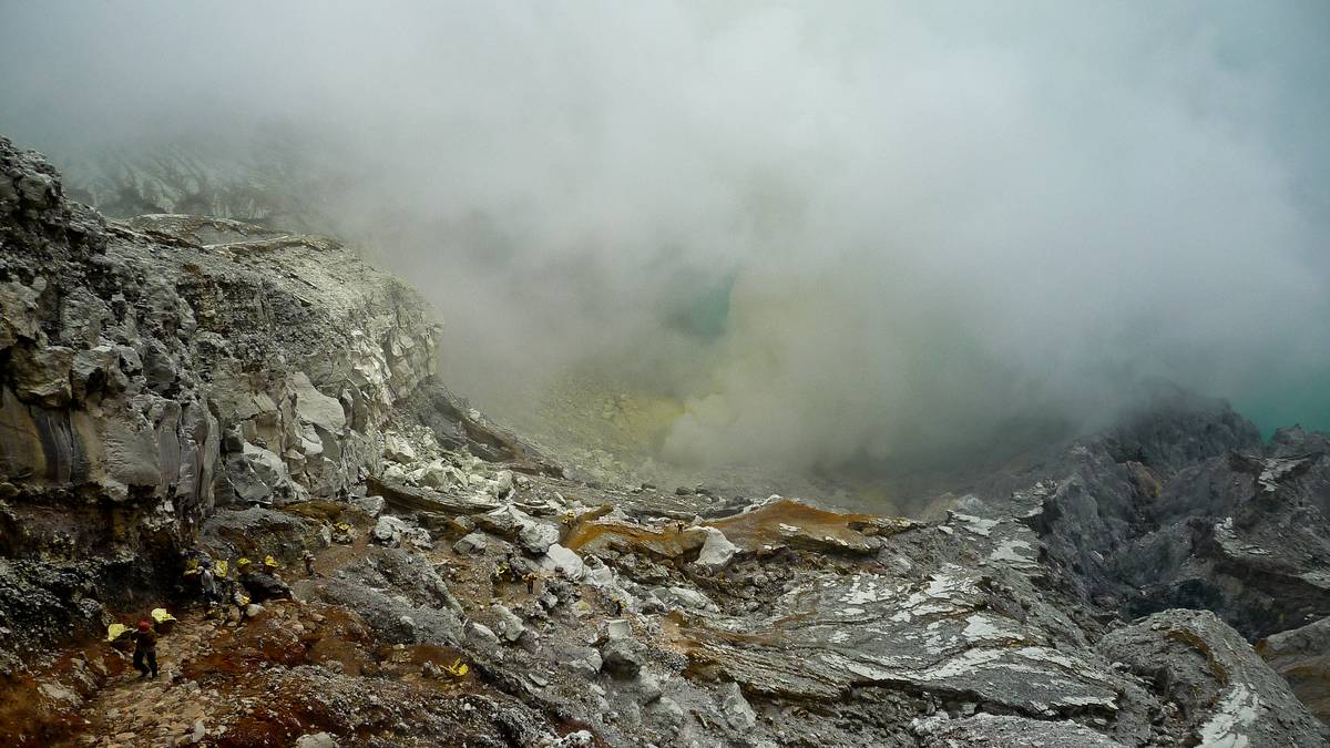 Спуск в кратер вулкана Иджен