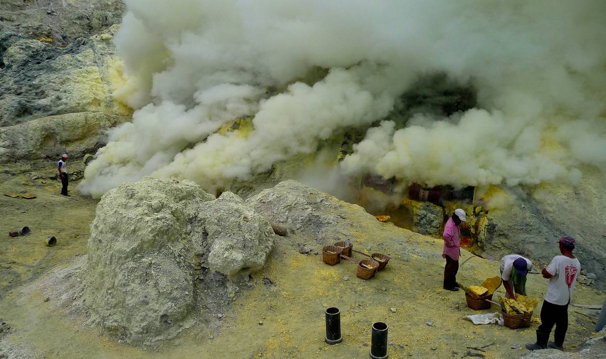 Добыча серы в кратере вулкана Иджен